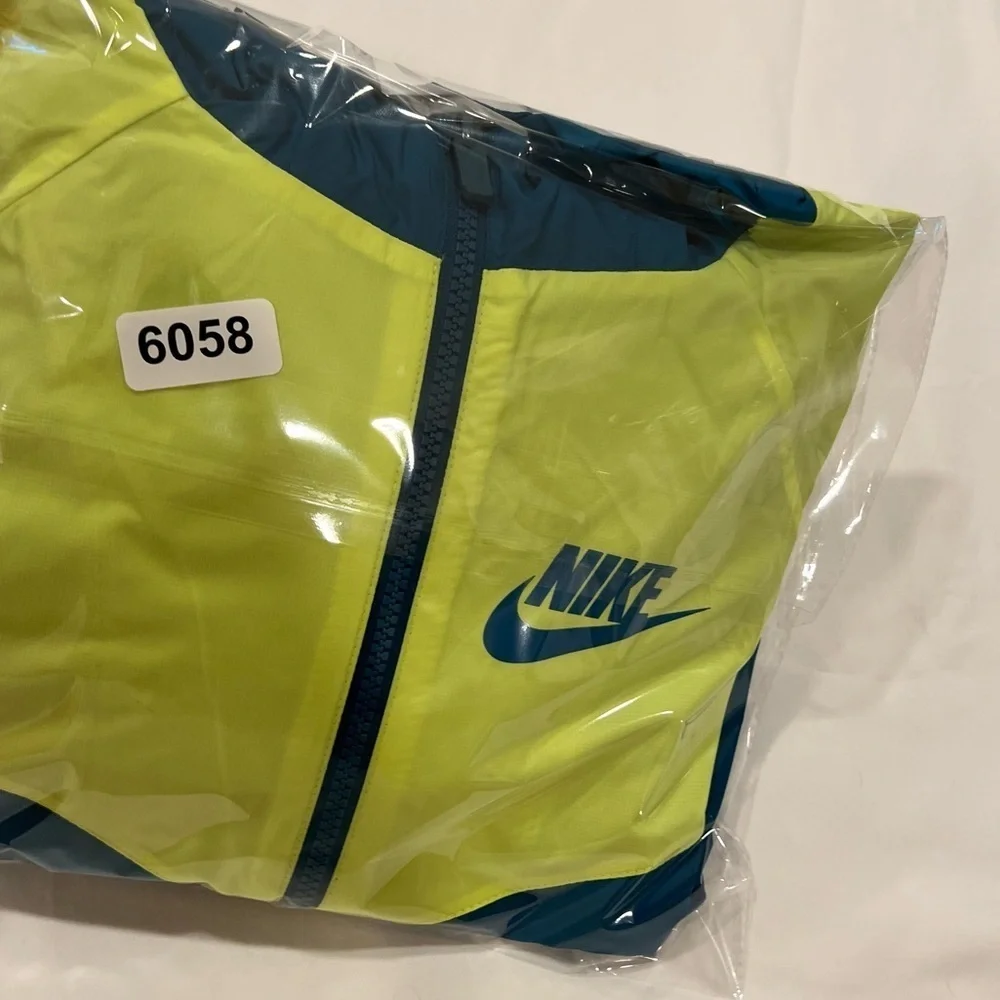 Nike | Windbreaker | Youth Size X-Large | Excellent like new condition.